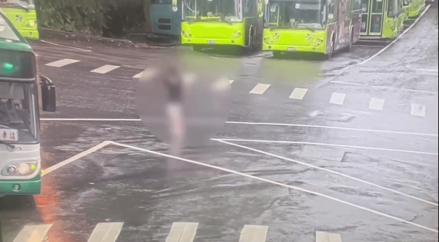 影/北市怪女闖公車總站！趁司機去尿尿「整輛開走」再棄車逃逸