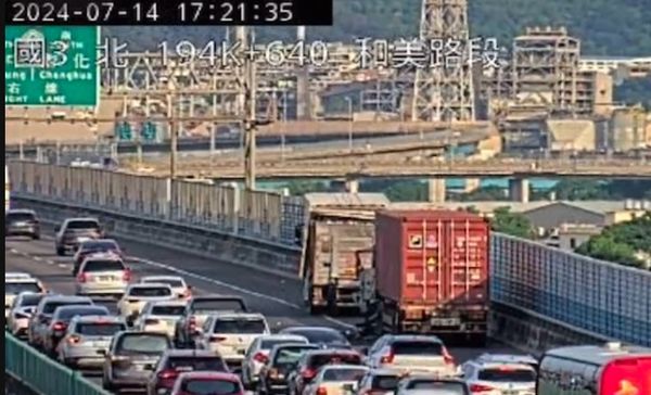 快訊/驚悚車禍！國3南下和美段2貨車追撞　1駕駛重傷受困