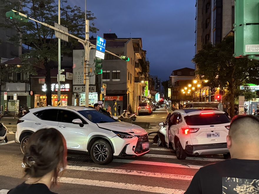 快訊/北市詭譎車禍！自撞分隔島車頭炸開再撞自小客車　幸雙方駕駛皆無礙