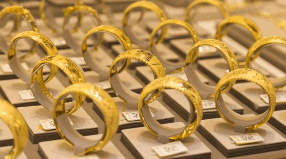 花2.7萬買「一口價」金手鐲卻只重6公克　他怒向店家要求換貨卻遭拒