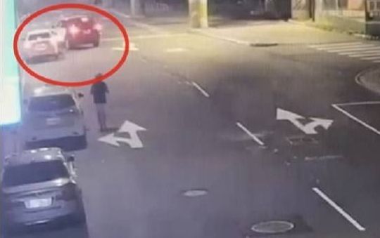 全力追緝！基隆毒品通緝犯違停遭攔　「衝撞警車、計程車」棄車逃入叢林
