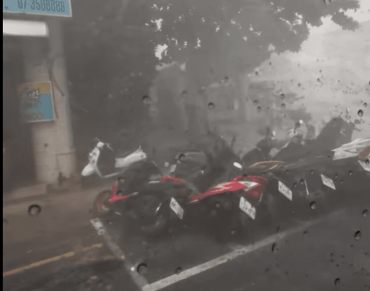 影/路邊摩托車全倒！山陀兒狂風暴雨肆虐高雄　超驚悚畫面曝光