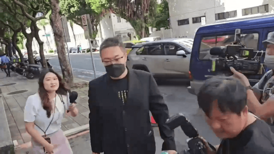 快訊/黑與白的辯論對決！朱學恒昨po道歉文今「提前半小時出庭」　鍾沛君也到了