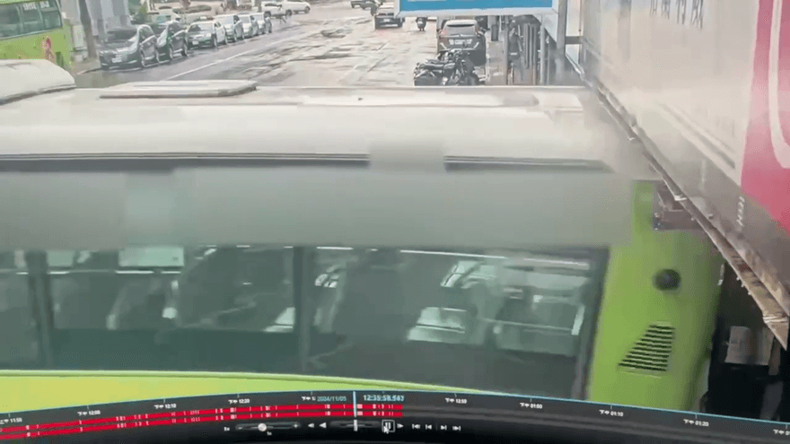 影/高速撞擊瞬間曝！北市信義區公車撞超商　竟是「自己滑行撞過去」