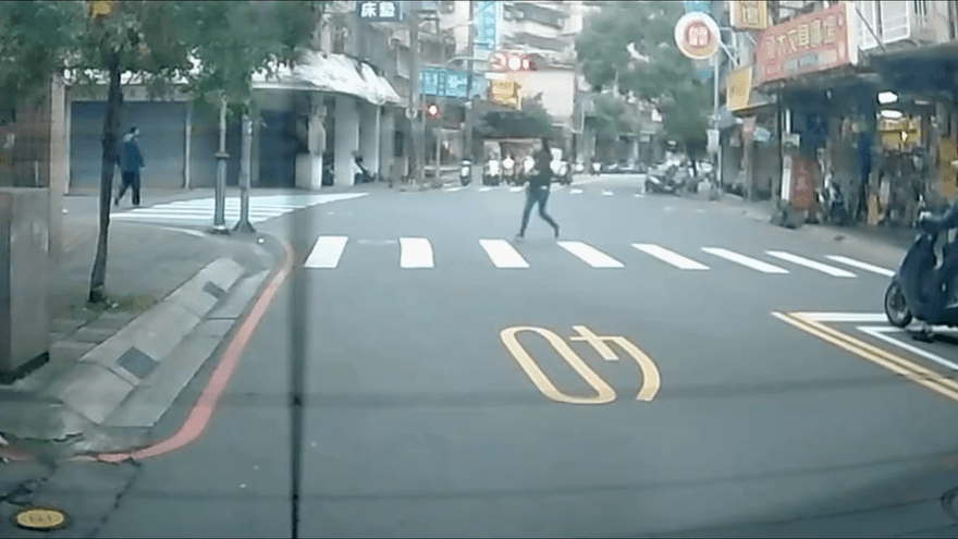 影/行人「綠燈剩2秒」小跑步過馬路！她遭新北警攔下開罰