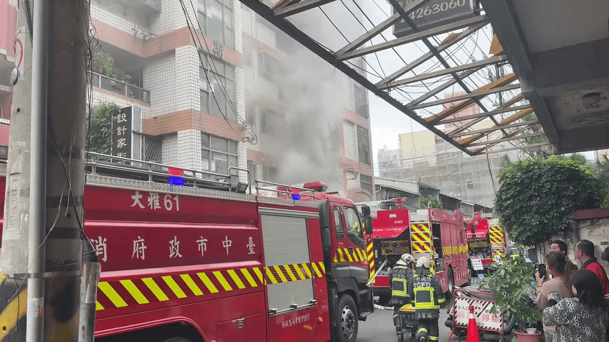 影/台中公寓2樓竄火煙最新！4人一度受困「1歲女嬰險嗆暈」