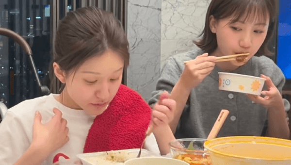 復健畫面跨年夜曝光　趙露思進食吞嚥吃力　「搖晃站不穩」僵硬學走路