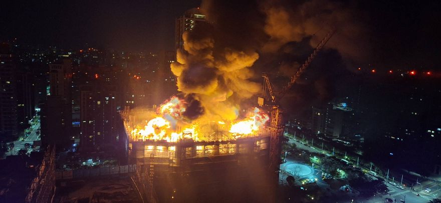 影/驚悚空拍曝！新莊預售豪宅「烈火狂噴」淪火把　幸無傷亡