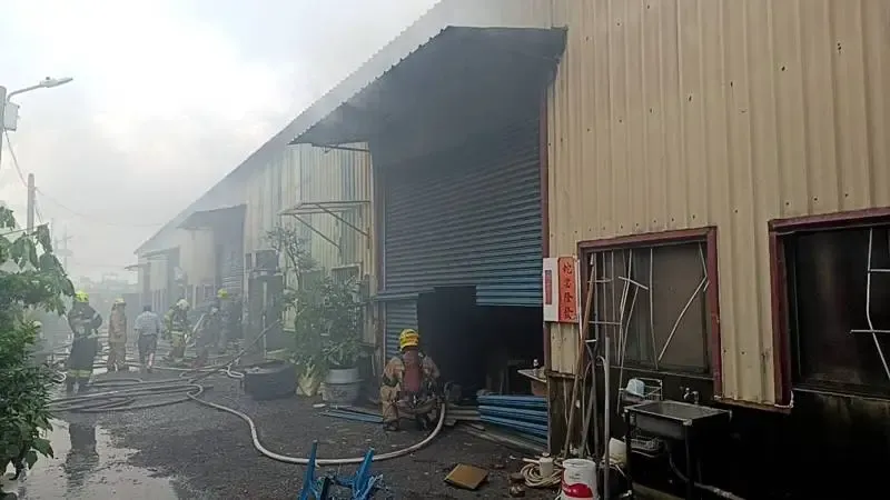 台南工廠大火「隔1天猛烈復燃」！同樣3間陷火海　傷亡不明