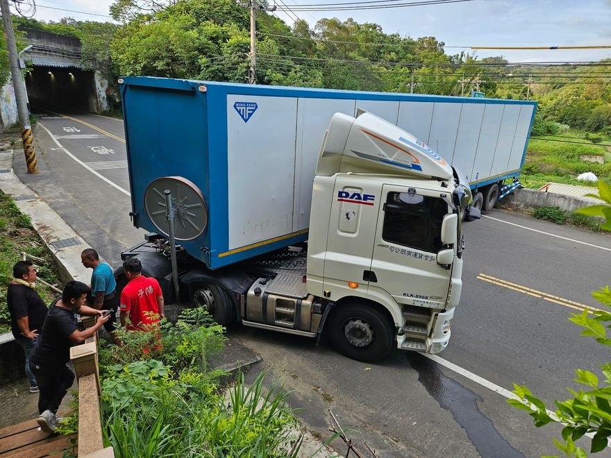 影/超糗！竹縣寶山大貨車迴轉打橫堵死路　雙向交通中斷