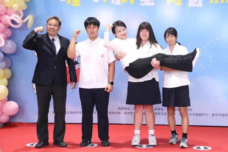盧秀燕被「公主抱」畫面曝光！被女高中畢業生輕鬆舉起
