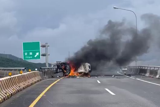 影/國道5號自撞慘劇！女子燒死車內淪焦屍、北向全線封閉中