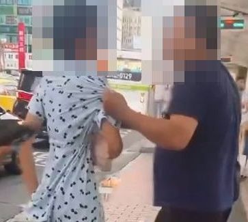 台北車站前驚見「持雨傘毆妻還拖行」！　熱心民眾包圍制止