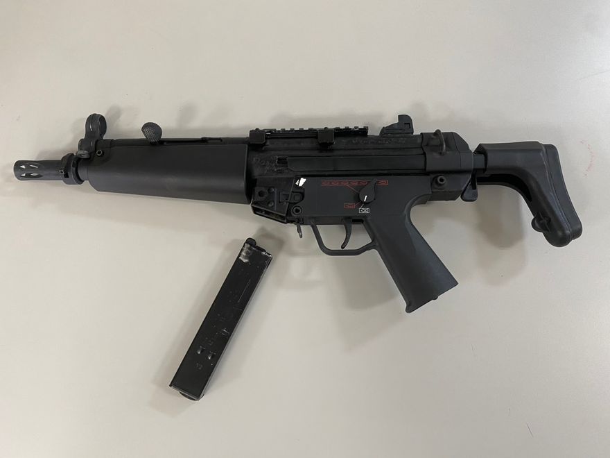 影/新店2男持「MP5衝鋒槍」找前女友　搞錯地址還是「BB槍」