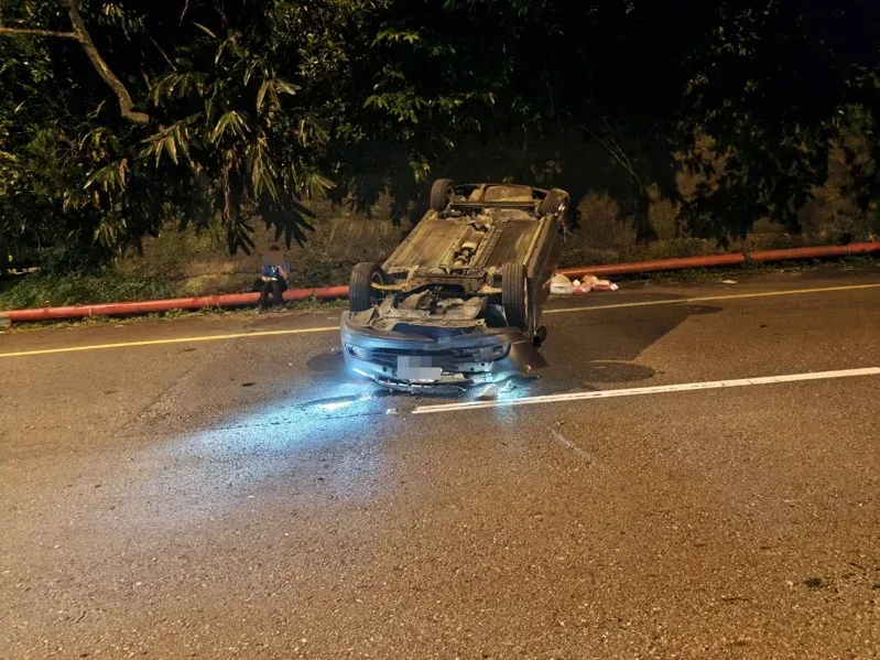 台62線萬瑞快速道夜間車禍　貨櫃車碰撞、轎車烏龜翻