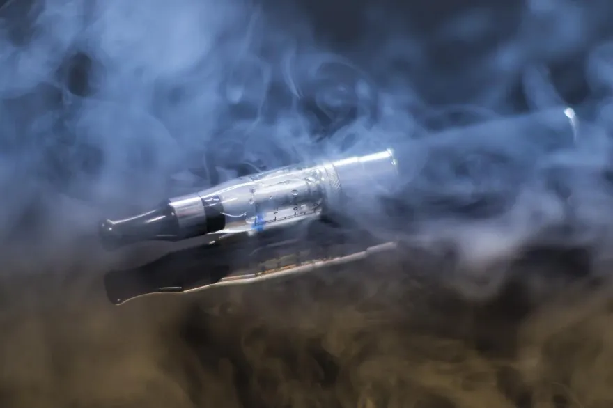 20萬人吸電子煙！陷「雙重使用」　暴增4倍肺癌風險