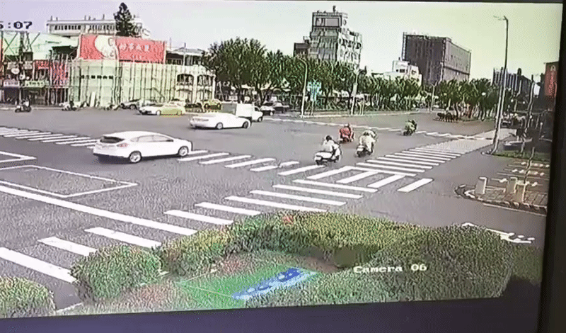 影/路口驚魂！嘉市70歲翁載妻遭撞飛　議員救援助脫困