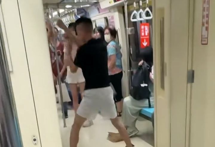 影/北捷爆車廂內激烈肢體衝突！乘客逃命畫面曝