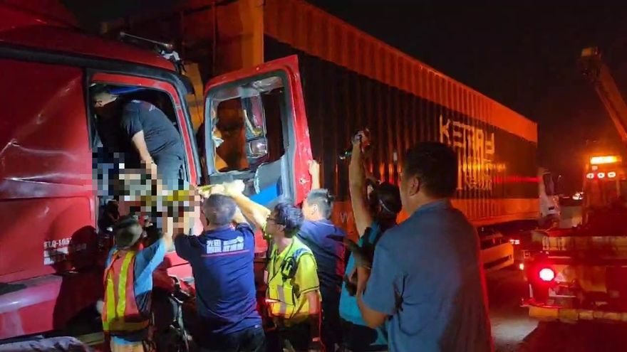 影/國3慘烈事故！3聯結車追尾「車頭全毀人被抬出來」