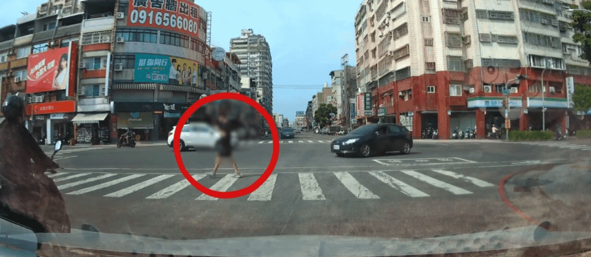 影/「刺耳煞車聲」嚇壞低頭族！　高雄男滑手機過斑馬線險遭撞飛