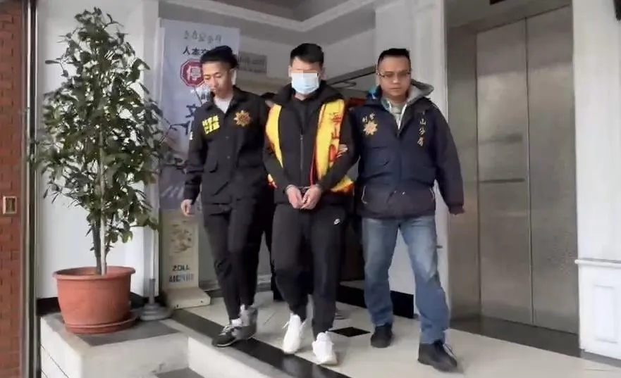 詐團主嫌李姓男子遭逮捕送辦。（圖／翻攝畫面）