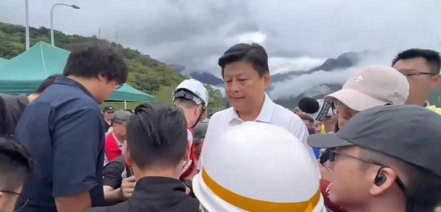 行政院長卓榮泰與國民黨立院黨團總召傅崐萁起口角，卓榮泰後來轉身走人。（中天新聞）