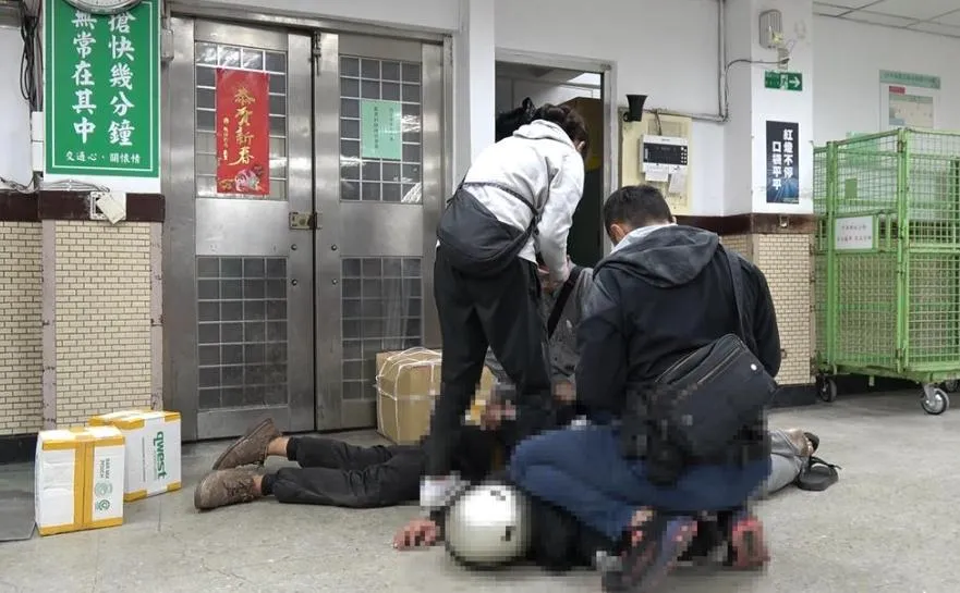 負責領貨的嫌犯遭警方當場壓制逮捕。（圖／翻攝畫面）