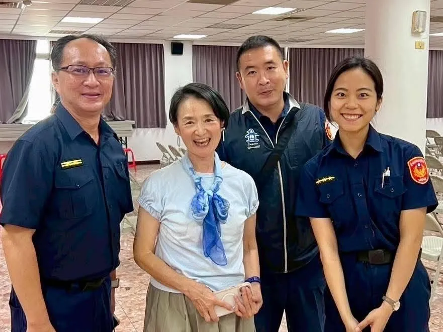 鄭姓女警曾協助譚艾珍走出被詐騙的陰霾。(圖/翻攝譚艾珍臉書)