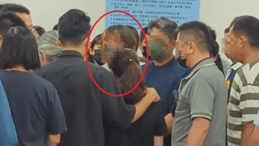 戴姓女大生前往女警靈堂上香。（圖／中天新聞）