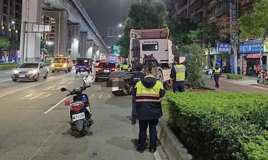 新莊晚間發生一起自撞車禍。（圖／翻攝畫面）