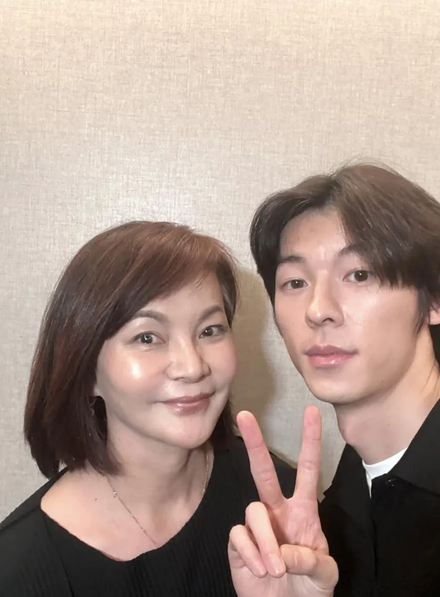 周子瑜媽媽在社群平台曬出與許光漢的合照，引發烏龍戀愛傳聞。（圖／翻攝IG topbeauty_lydia）