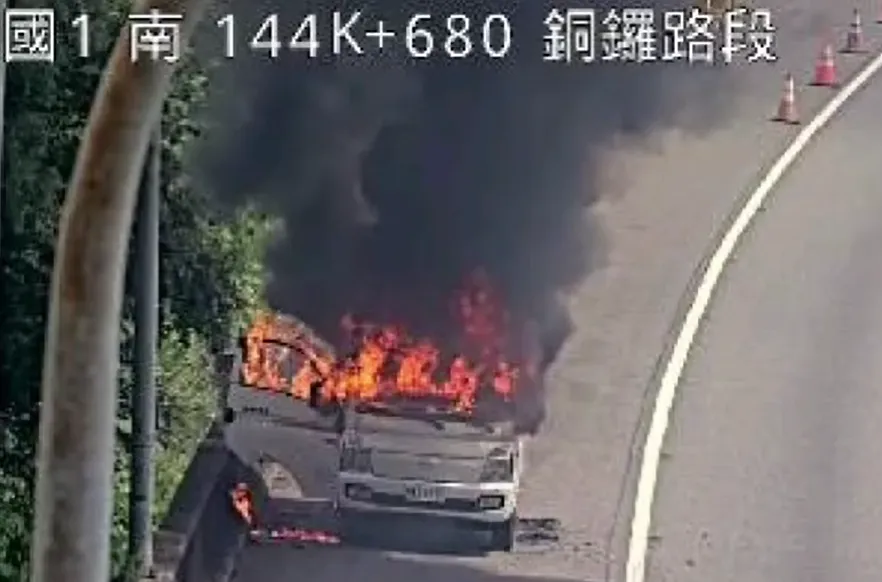 國1苗栗銅鑼段發生火燒車事故。（圖／翻攝畫面）