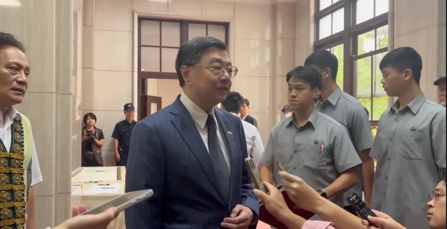 行政院長卓榮泰30日受訪時，批評台北市長蔣萬安拋出「倒閣」議題，是不專注市政。（圖／中天新聞）