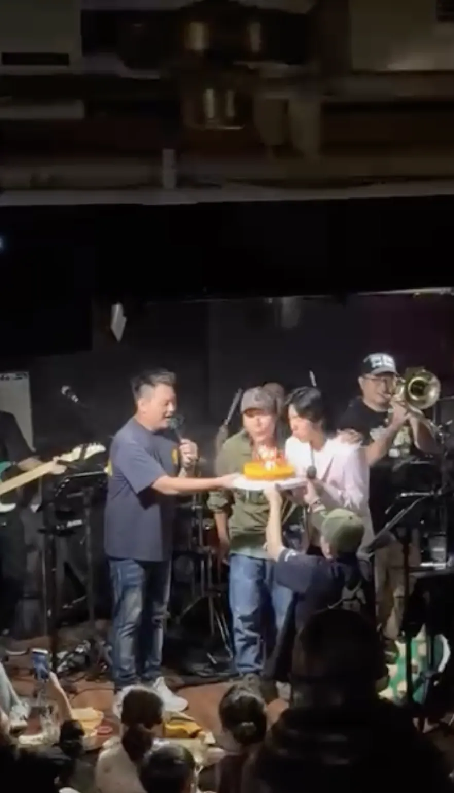 耶耶18歲慶生會,舞台上獲贈蛋糕祝福。(圖/翻攝自季芹IG)