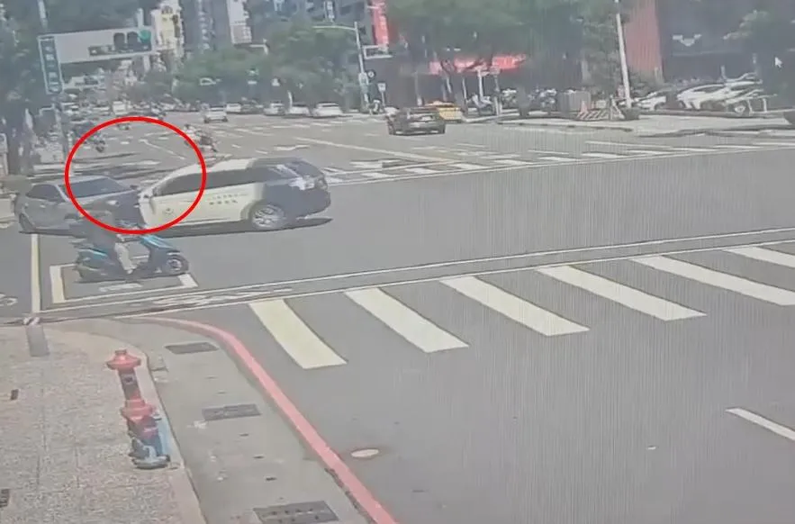 車禍撞擊瞬間。（圖／警方提供）