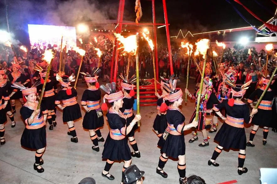 5月2日「火把求吉」儀式點燃夜空，祈求風調雨順、出入平安。（圖／桃園市政府提供）
