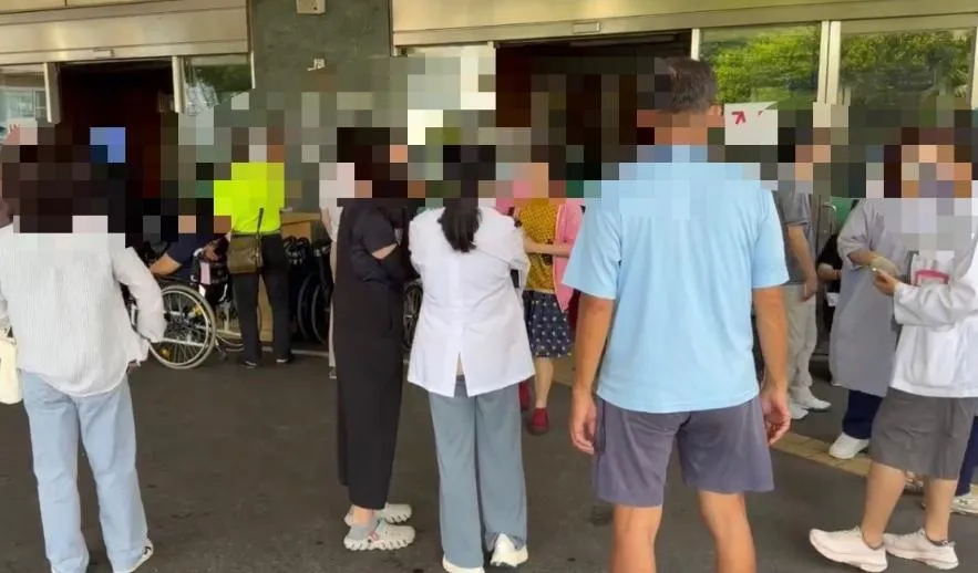 台南市立醫院診間中午傳出火警疏散病患。（圖／翻攝畫面）
