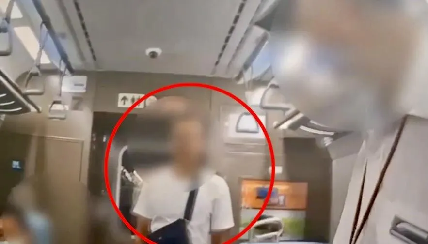男子在台鐵車廂內吸食電子菸遭警方查獲。（圖／翻攝畫面）