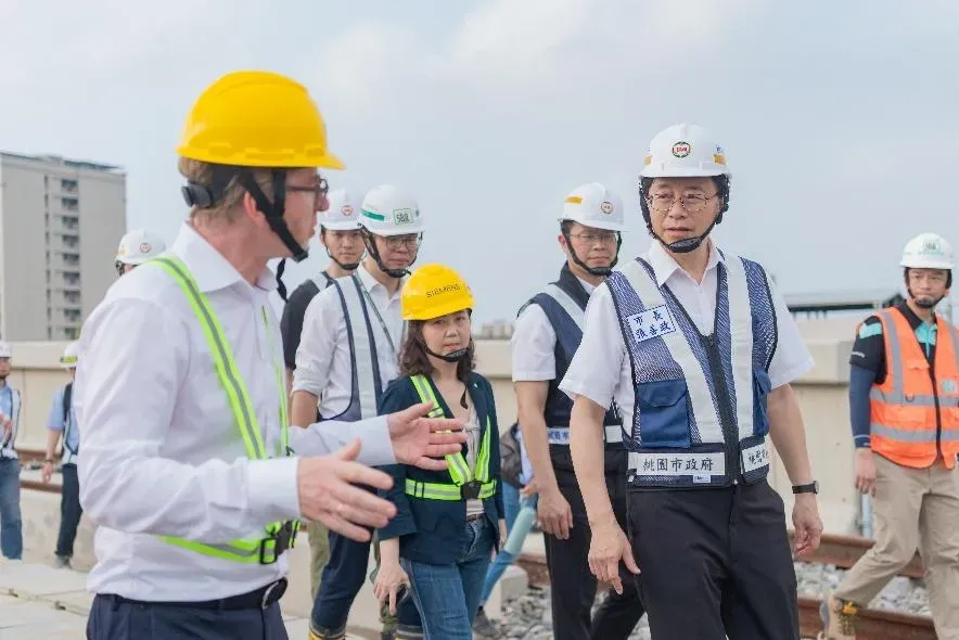 桃園市長張善政前往視察，桃市府與西門子及樂鐵公司共同參與捷運綠線測試（圖／桃園市政府提供）