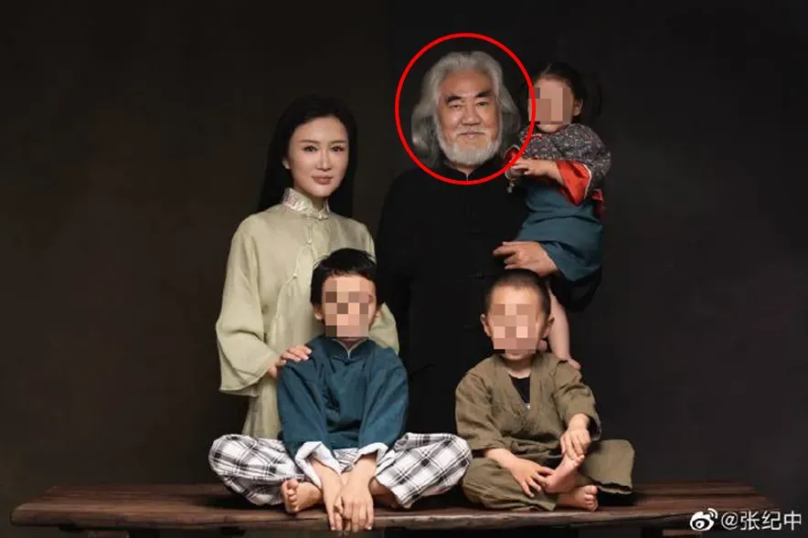 張紀中（紅圈）與第三任妻子杜星霖（左一）育有3名子女。（圖／翻攝自微博）