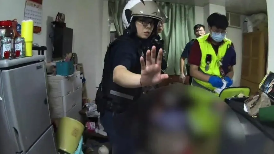 行兇男子自殘遭警方及時阻止逮捕。（圖／資料畫面）