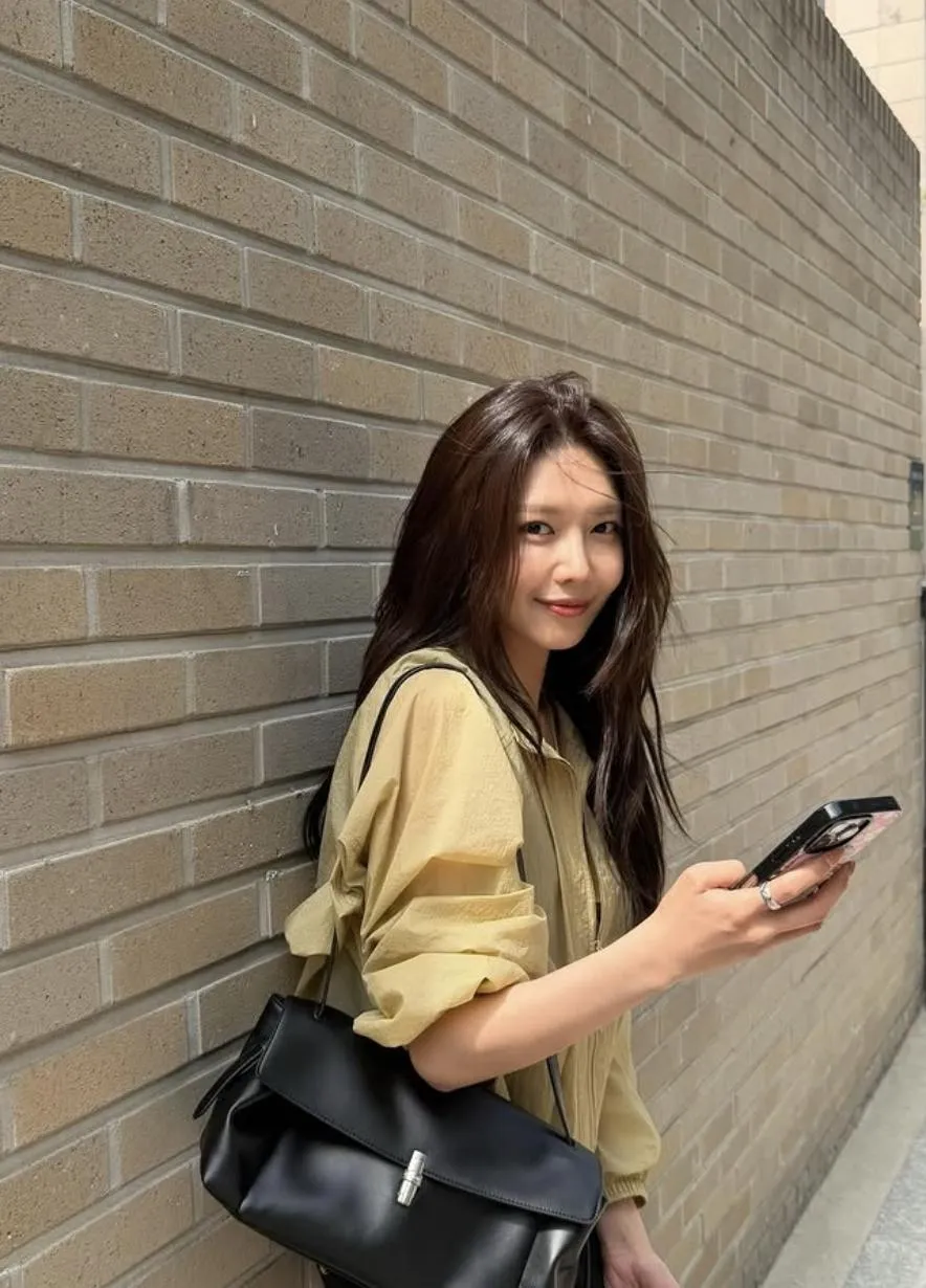 秀英與鄭敬淏同為中央大學戲劇電影系校友。（圖／翻攝IG sooyoungchoi）