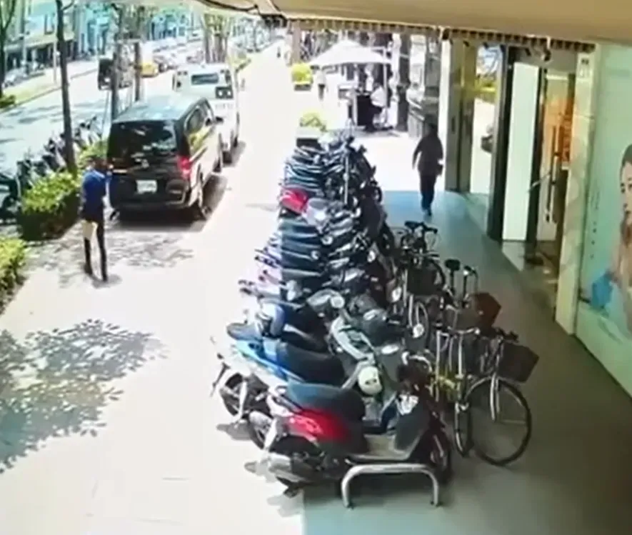 車子被吊走。（圖／翻攝自爆料公社公開版臉書）