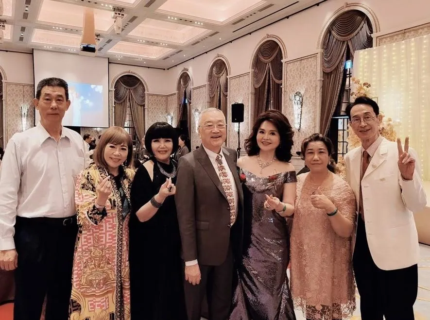 侯麗芳(右3)兒子7日晚間舉行婚宴,包括李艷甄(左3)、劉明珠(左2)以及其它資深藝人都前來祝賀。(圖/攝自劉明珠臉書)