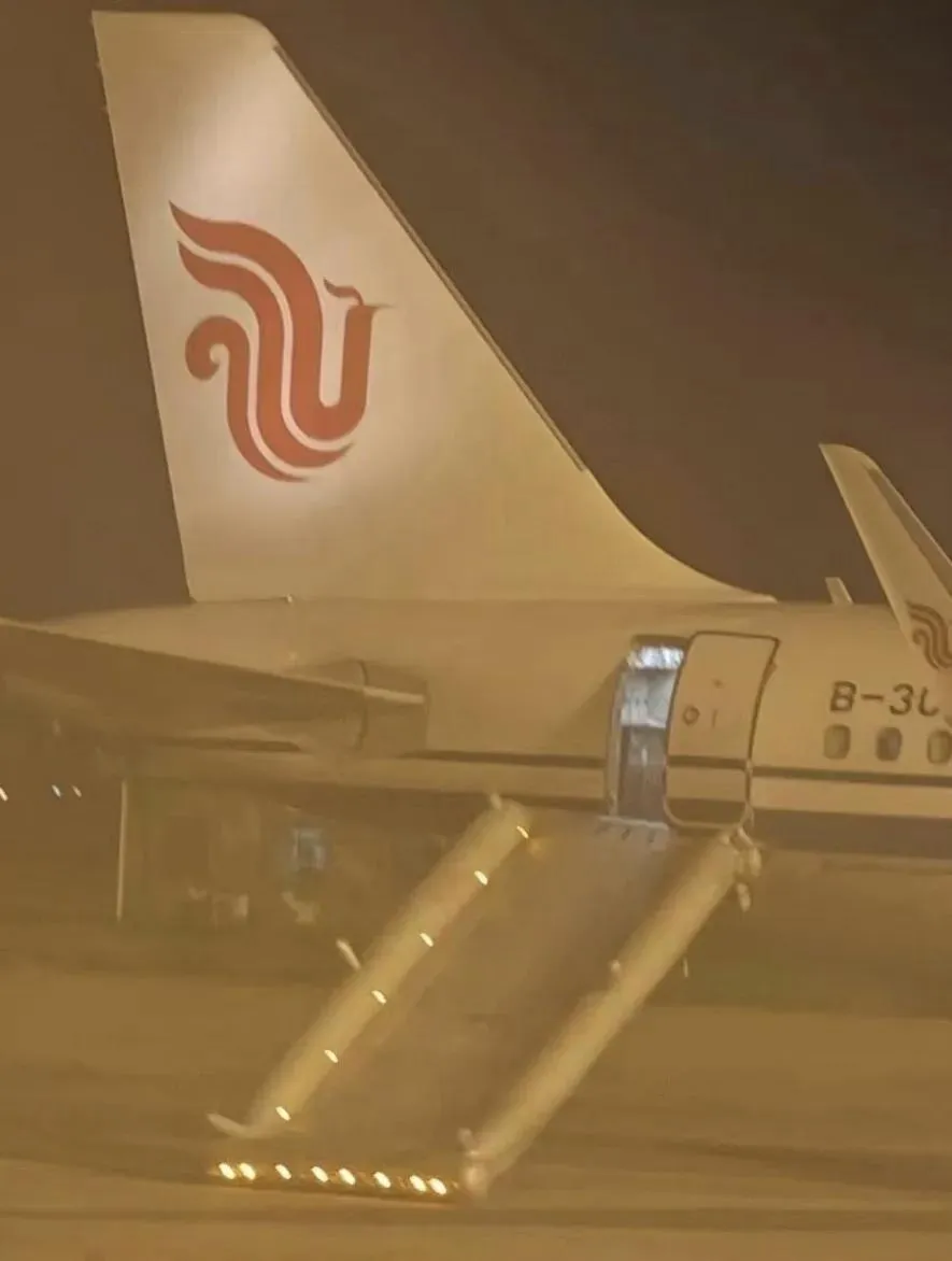 首次搭機旅客誤將航班的應急艙門當作洗手間門打開，造成航班取消經濟損失逾11萬元人民幣（約48萬元新台幣）。（示意圖／翻攝微信公眾號「旅行雷達」）