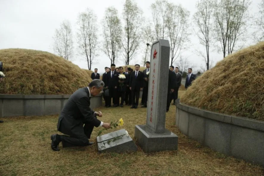 王毅率代表團一行向中國人民志願軍烈士鞠躬默哀（圖／翻攝大陸外交部官網）