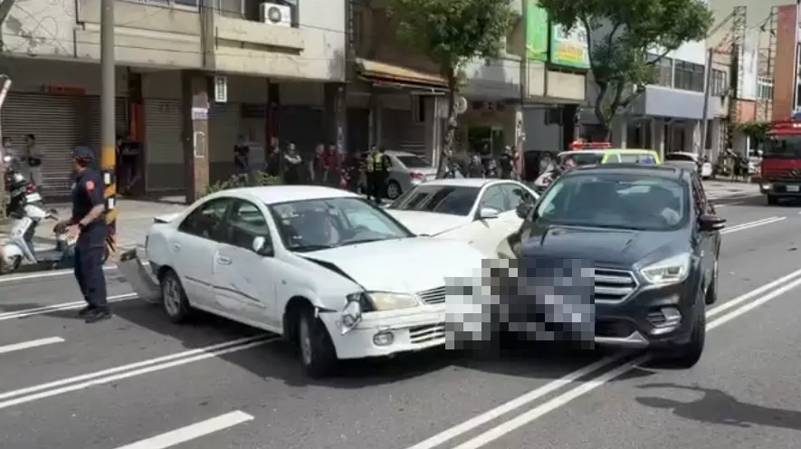 車禍現場一輛機車遭前後車輛夾擊卡在車縫中，騎士受困且失去生命跡象，地上留有血跡。（圖／中天新聞）