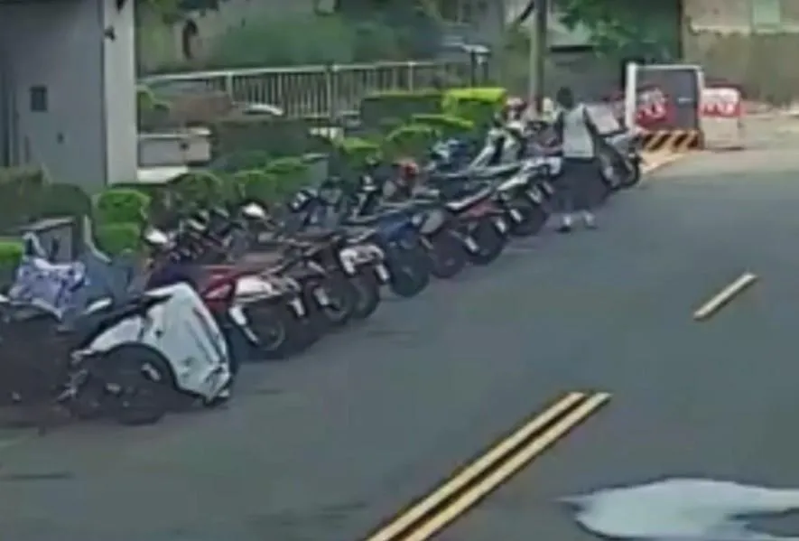 男持水果刀沿路割破機車坐墊。（圖／翻攝畫面）