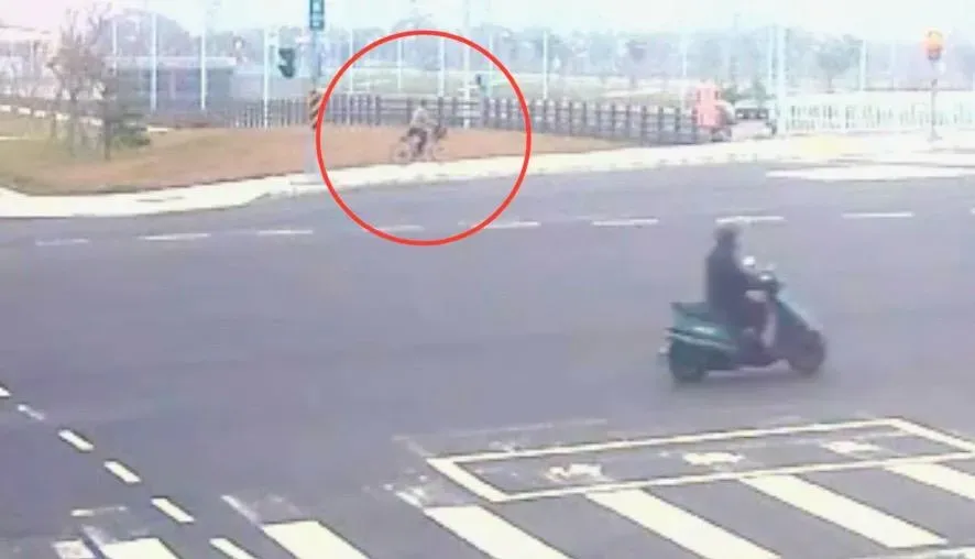 張男涉嫌殺害三名婦人肢解後騎腳踏車將屍塊倒入河中。（圖／翻攝畫面）