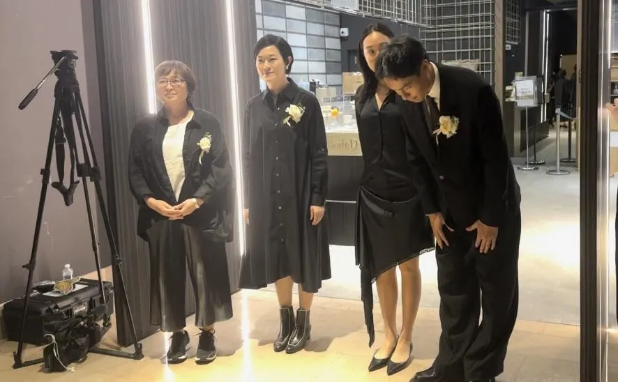 楊祐寧和老婆Melinda、媽媽及姊姊一同現身露面，向在場媒體鞠躬致意。（圖／記者 伍映澄 攝）
